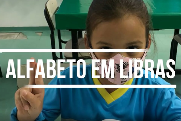 Alfabeto em Libras - Colgio Le Perini. Educao Infantil e Ensino Fundamental. Indaiatuba, SP