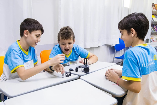 Criando Maquetes futur�sticas com LEGO - Col�gio Le Perini. Educa��o Infantil e Ensino Fundamental. Indaiatuba, SP