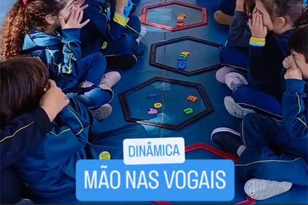 Mãos nas Vogais - Colégio Le Perini. Educação Infantil e Ensino Fundamental. Indaiatuba, SP