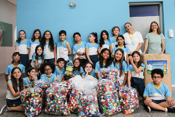 Campanha sua tampinha faz toda a diferena - Colgio Le Perini. Educao Infantil e Ensino Fundamental. Indaiatuba, SP