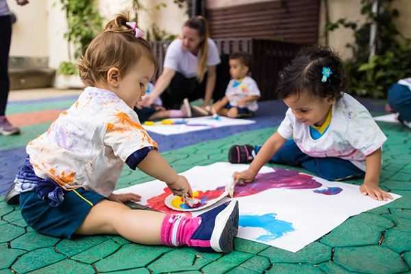Pequenas mos, grandes descobertas! - Colgio Le Perini. Educao Infantil e Ensino Fundamental. Indaiatuba, SP