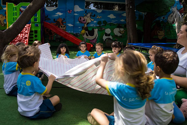 Sacudindo o len�ol - Col�gio Le Perini. Educa��o Infantil e Ensino Fundamental. Indaiatuba, SP