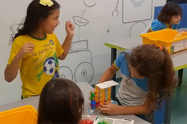 Se divertindo na aula de Robtica - Colgio Le Perini. Educao Infantil e Ensino Fundamental. Indaiatuba, SP