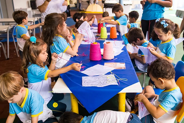 Explorando a atividade de alinhavo - Col�gio Le Perini. Educa��o Infantil e Ensino Fundamental. Indaiatuba, SP