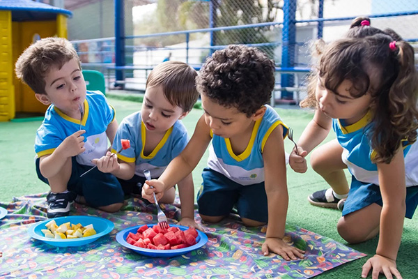 A Lagarta Muito Comilona - Col�gio Le Perini. Educa��o Infantil e Ensino Fundamental. Indaiatuba, SP