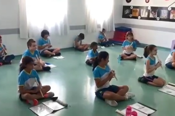 Trabalhando com a Msica - Colgio Le Perini. Educao Infantil e Ensino Fundamental. Indaiatuba, SP